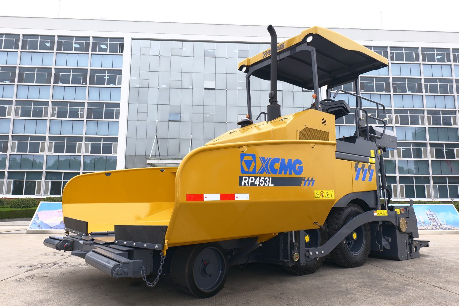 Асфальтоукладчик XCMG RP453L