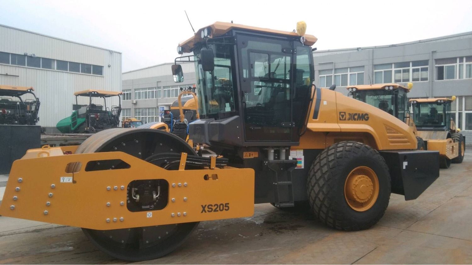 Каток одновальцовый грунтовый с гидравлическим полным приводом XCMG XS205