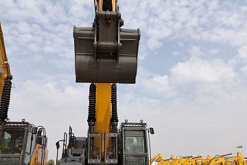 Гусеничный экскаватор XCMG XE690DK